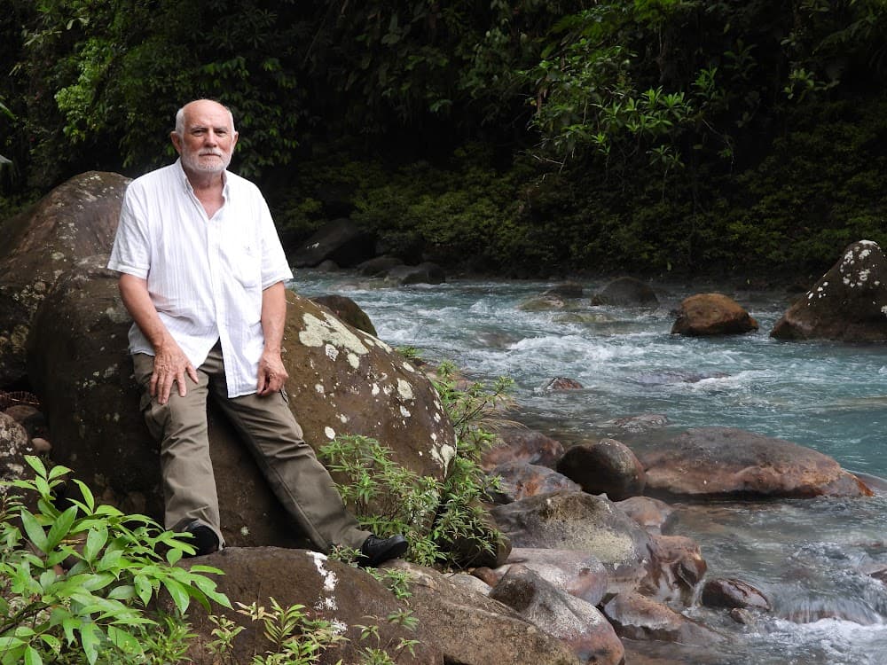 Antonio Elizalde Hevia en un entorno natural